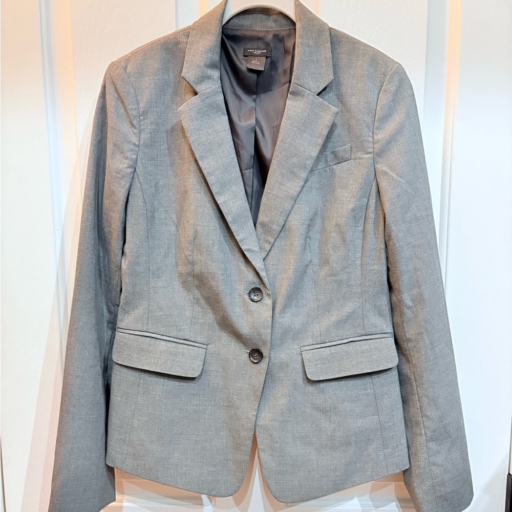 Ann Taylor Two Button Notches Blazer. Women’s 6.